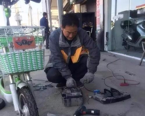 漳州汽车上门补胎换胎,搭电送油,道路救援等