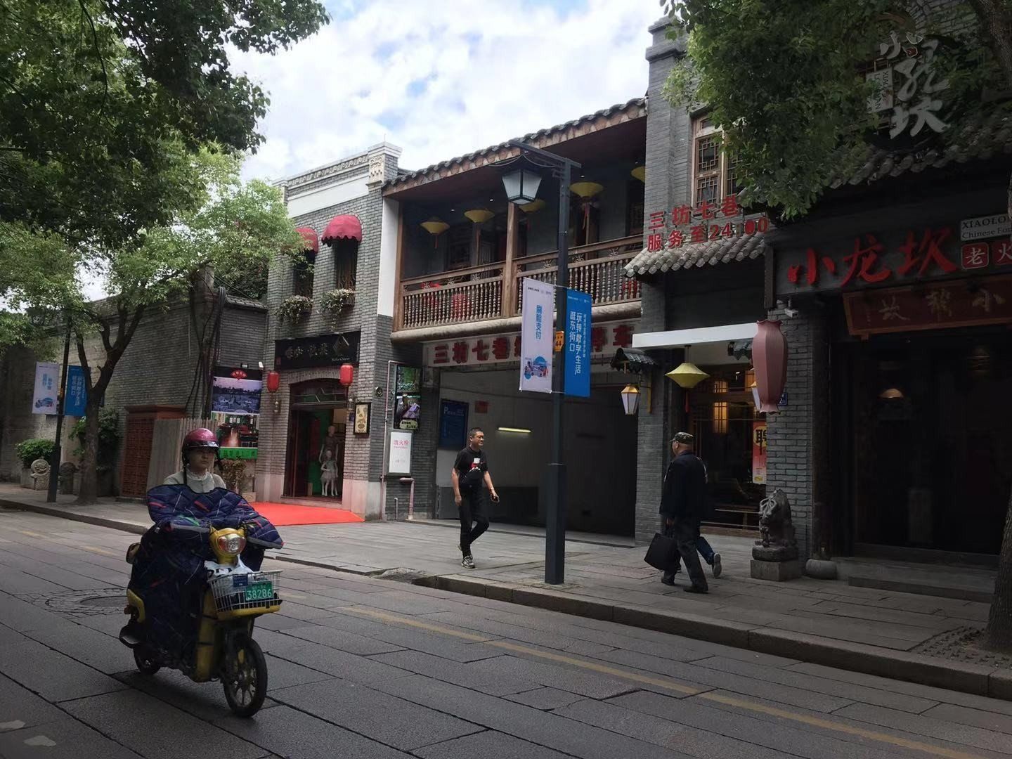 新年双杭城出入口旁十字路口门面霸气广告 可餐饮