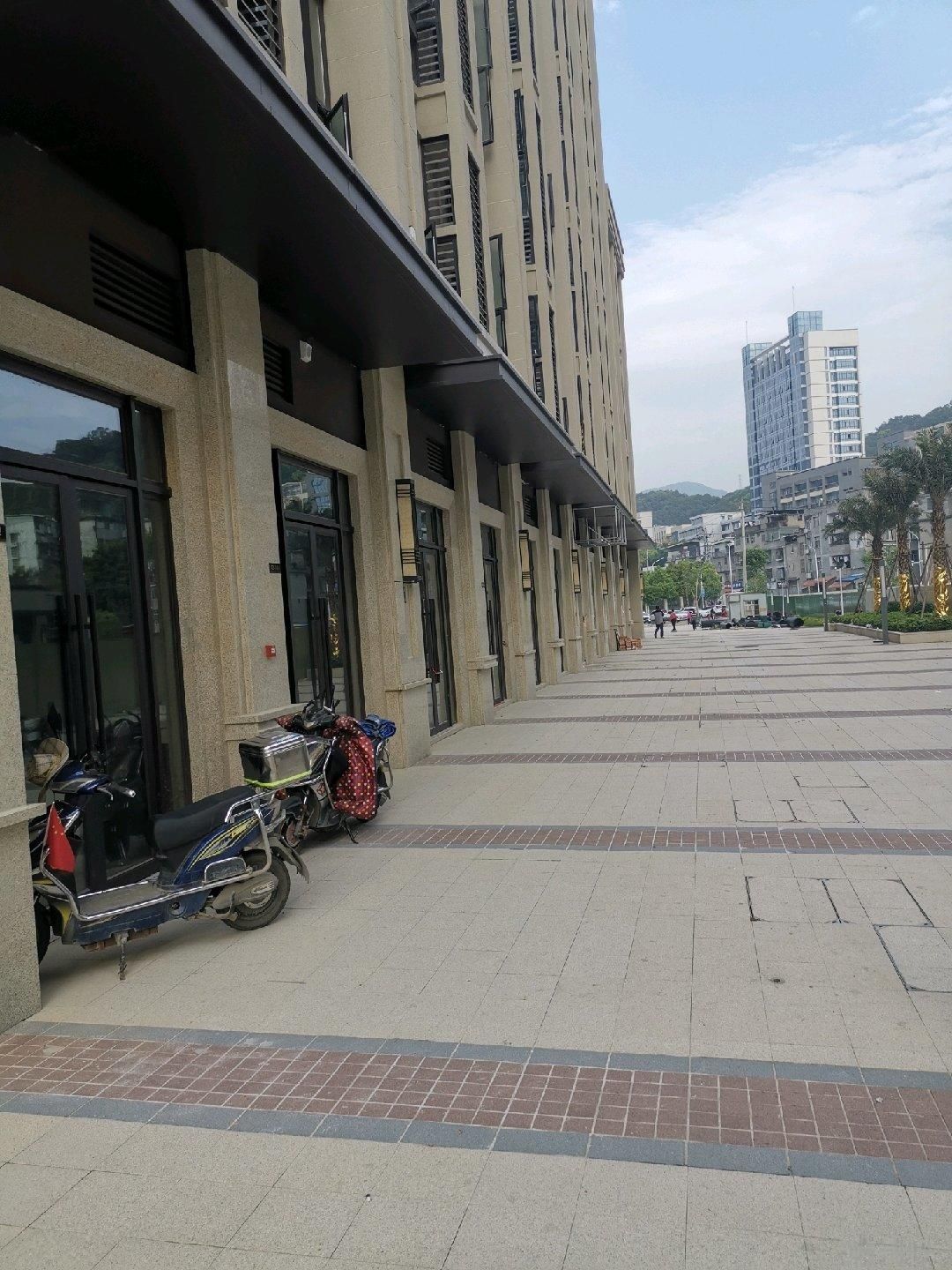 温泉公园边,大型社区稀缺店面