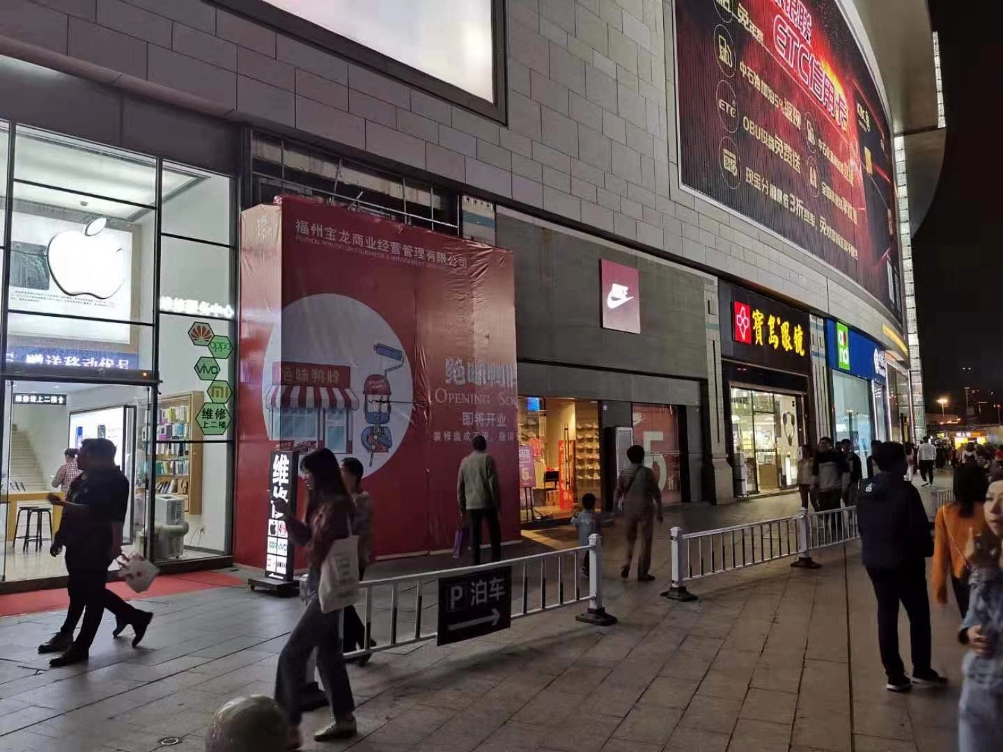 宝龙一楼月租4万,总价630万,沿街门面,靠近主入口